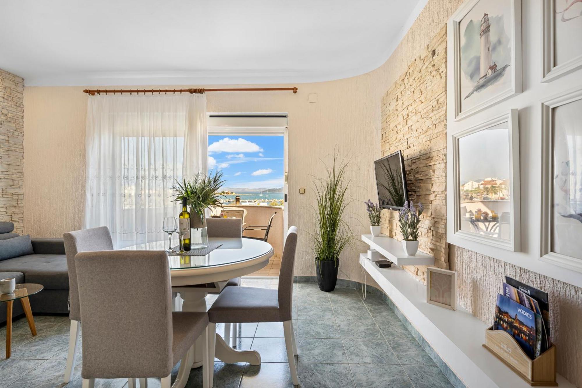 Aquarius Apartments - Beachside With Heated Pool Vodice Room photo