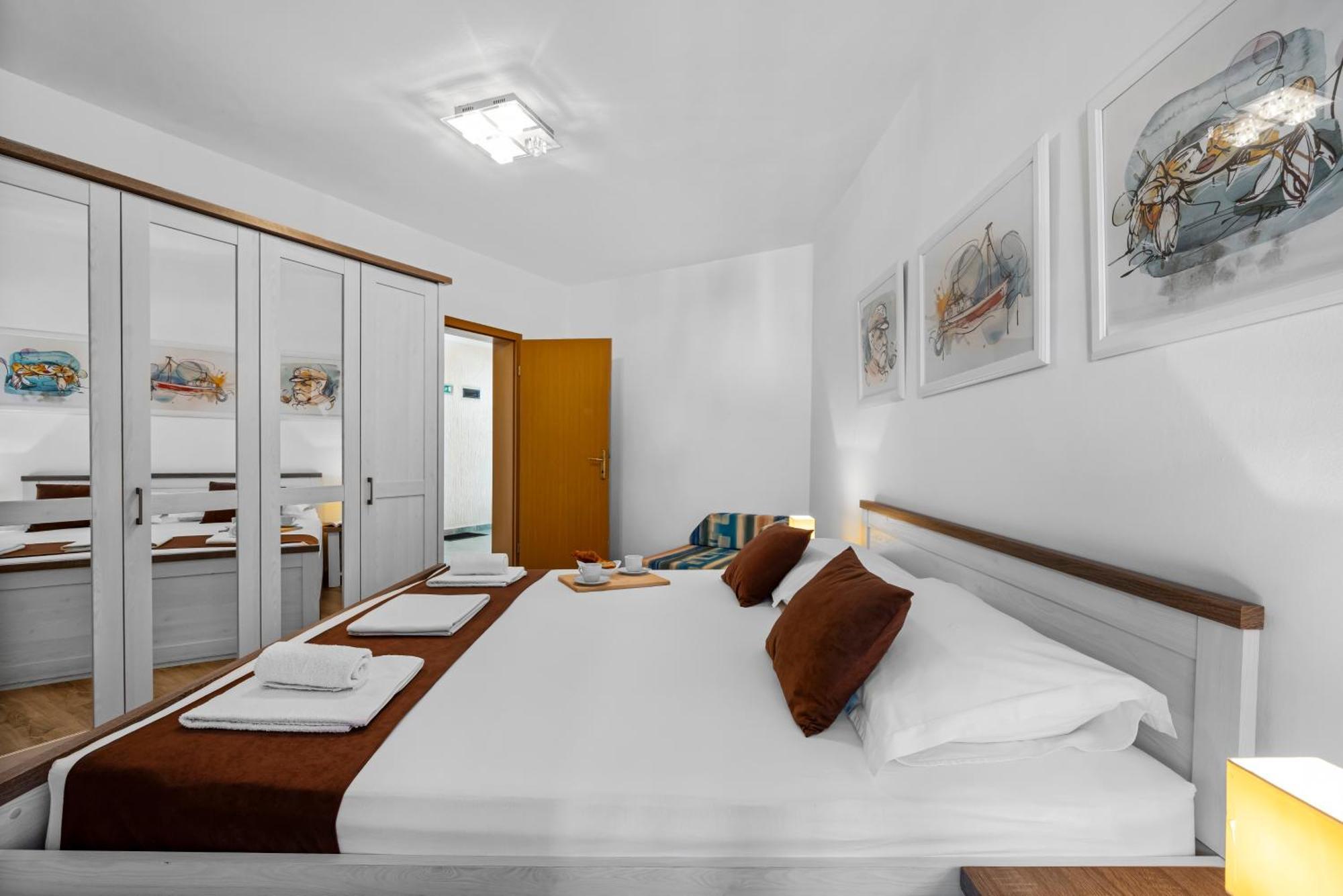 Aquarius Apartments - Beachside With Heated Pool Vodice Room photo